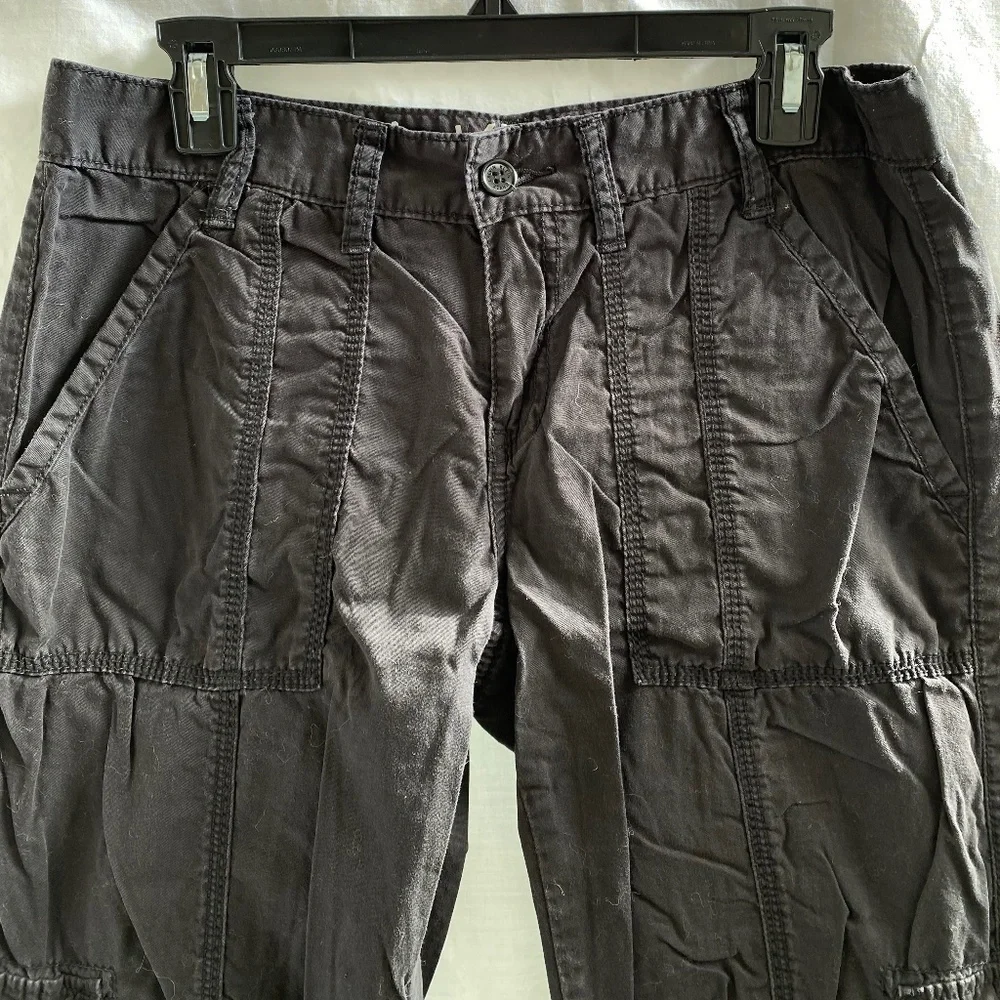 Clavin Klein Cargo Capri Size: 8 - Picture 4 of 11
